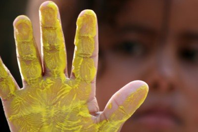 Ľudská dlaň namočená do žltej farby
