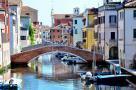 Pohľad na vodny kanal v Taliansku