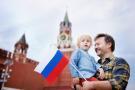 Muž dieža ruská vlajka Kremeľ
