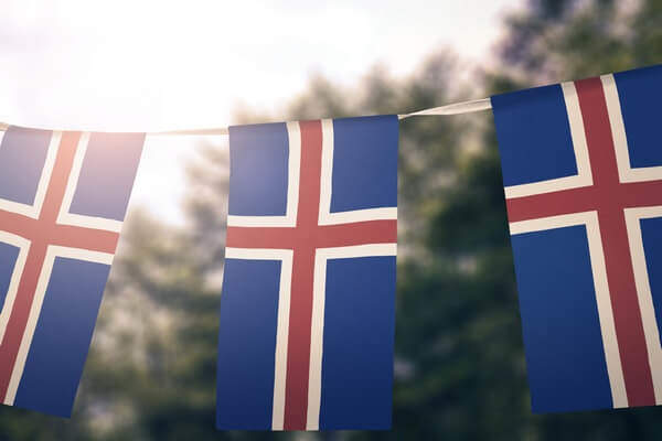 islandská vlajka - červeno-biely kríž na modrom pozadí