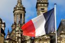 Francúzska vlajka s historickou budovou na pozadí