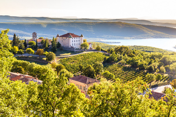 Výhľad na zámok nad jazerom Lac de Sainte Croix