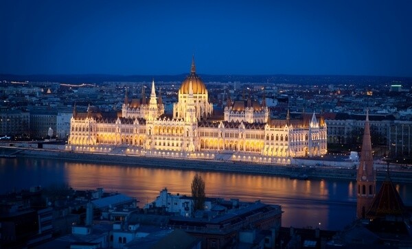 Vysvietený parlament v Budapešti v Maďarsku
