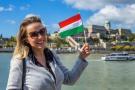 Cestovateľka s maďarskou vlajkou