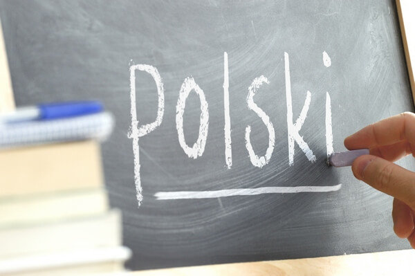 Polsky jazyk napísaný kriedou na tabuli