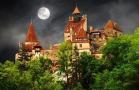Transylvania Draculov hrad nočný pohľad