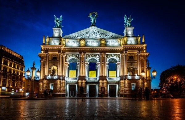 Štátna opera a balet Lviv nočný pohľad