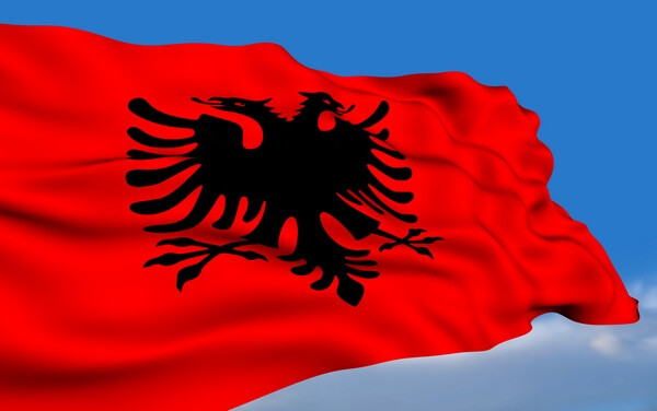 Vlajka Albánska s čiernym orlom