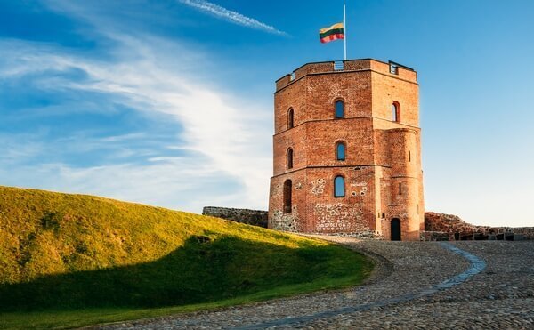 Gediminasov hrad s vlajkou Litvy