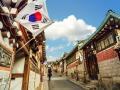 Korejska vlajka vejúca v kórejskej uličke