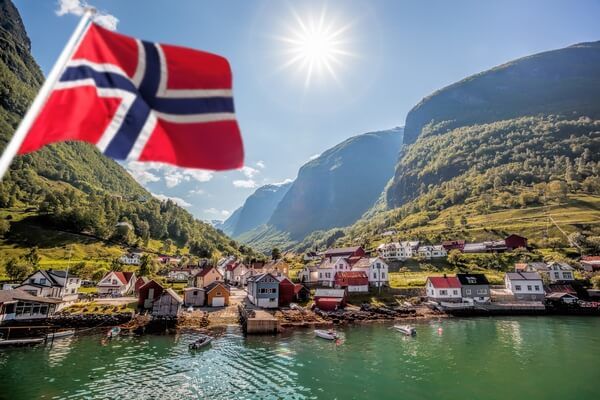 Nórska vlajka s pozadím prírody