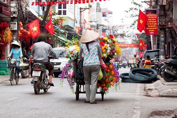 Vietnamská žena s kvetmi
