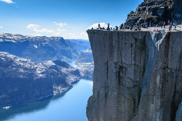 vyhliadka zo skalného bloku Preikestolen Nórsko