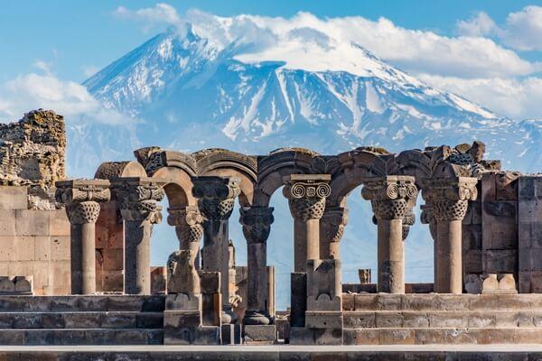 Zvartnos zrúcanina s vrchom Ararat v pozadí_Zvartnos temple with mount Ararat in the background