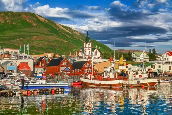Pohľad na malé mestečko na Islande