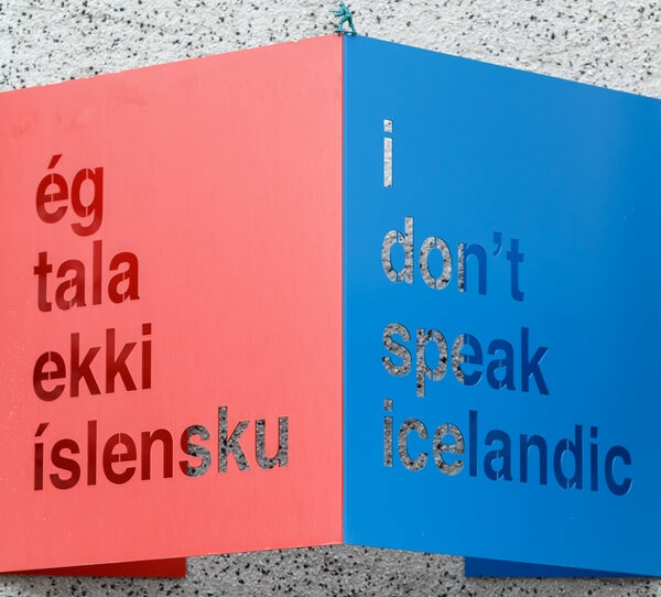 Nápis na tabuli: nehovorím po islandsky