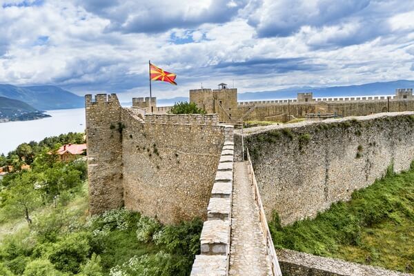 zrúcanina pevnosti a vlajkou macedonska_ruin of a fortress with the flag