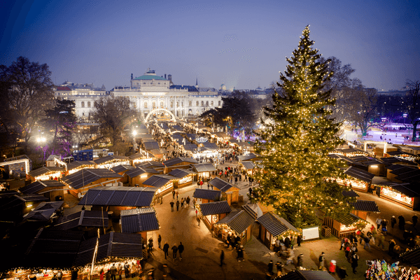 Pohľad zhora na vianočné trhy vo viedni 